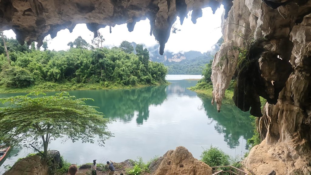 Grotte au bord du lac