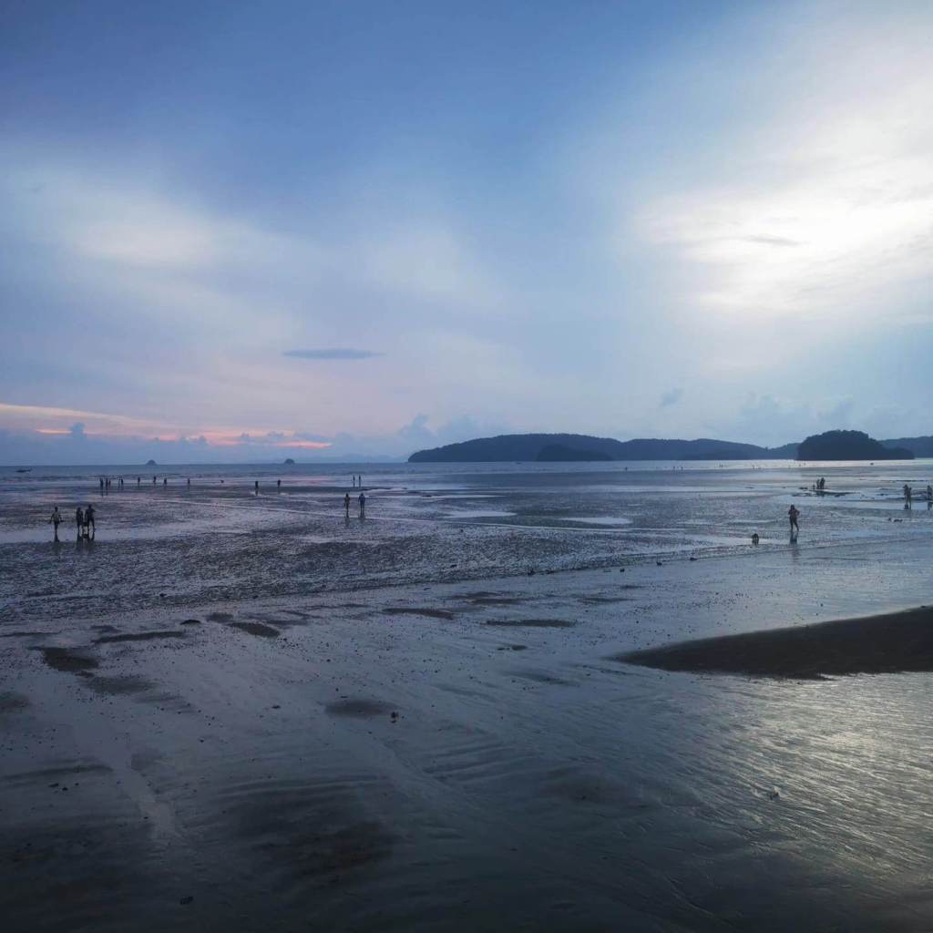 Plage d'Ao Nang à marée basse au coucher du soleil