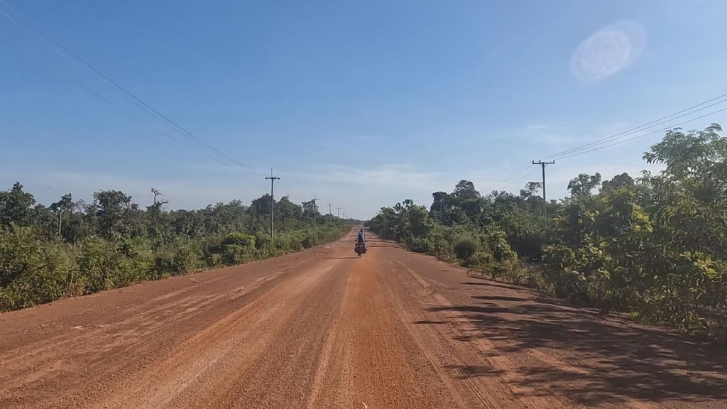 Avant de partir, on s'imaginait ce type de route au Laos. En fin de compte nous avons eu majoritairement des routes goudronnées et les pistes terreuses ont été rares sur notre parcours.